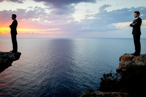 Firefly_Crie uma imagem de capa para um artigo intitulado -O perigo de admirar apenas os bili 158386