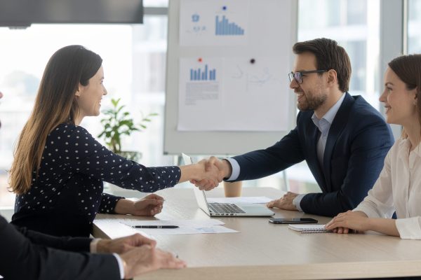 Firefly_Crie uma imagem hero profissional e inspiradora para um artigo sobre como escolher o 814641